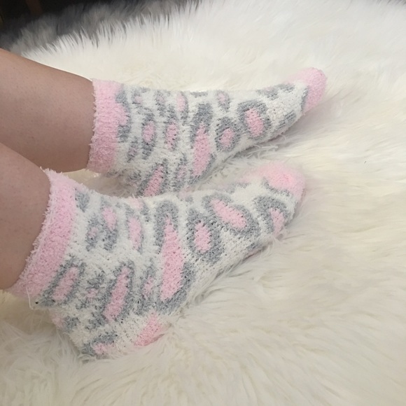 $3 Pink snow leopard socks soft fluffy gray white - Picture 2 of 7